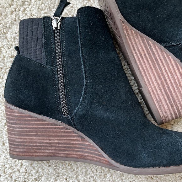 TOMS Ankle Wedge "Sadie" Booties in Back Suede w/ Ortholite Foam, Size 9 - Picture 2 of 9